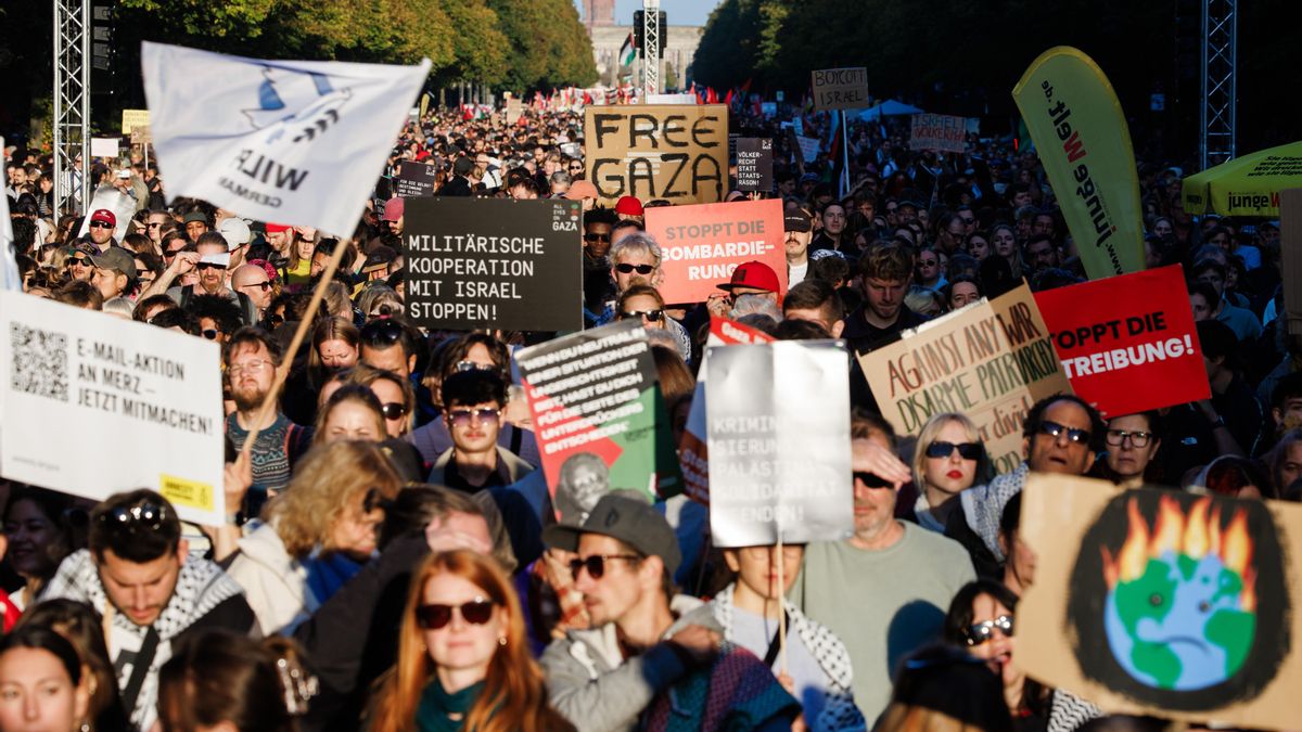 Decenas de miles de personas marchan bajo el lema «Todas las miradas puestas en Gaza» en apoyo a Gaza, en Berlín, Alemania, el 27 de septiembre de 2025.