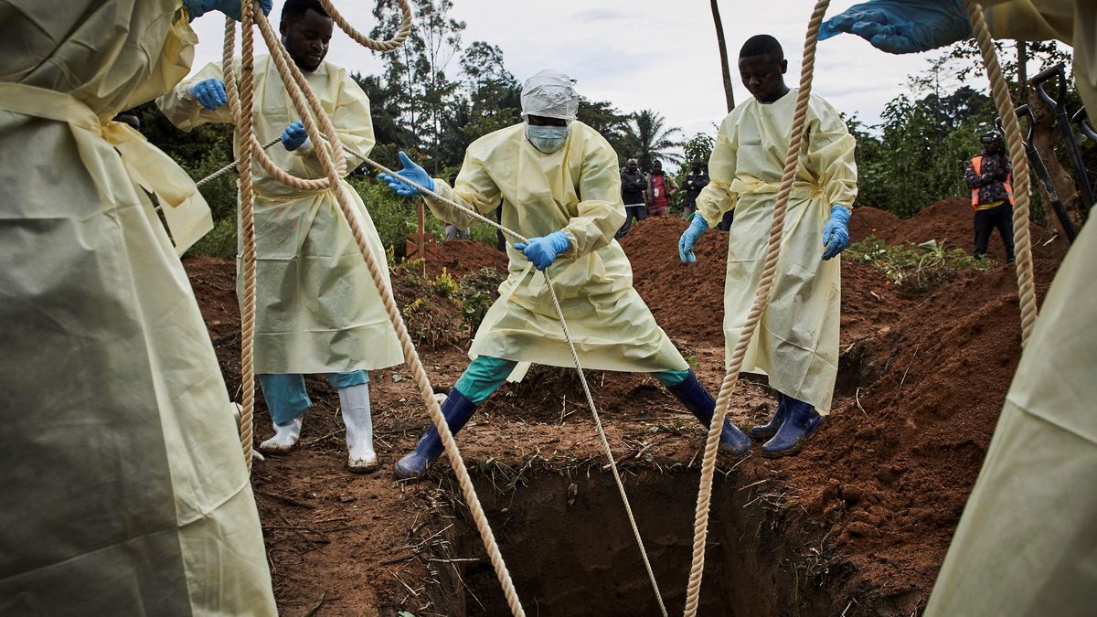 FOTO ARCHIVO. Trabajadores sanitarios bajan el ataúd de Kakule Mbusa Desire, víctima del ébola, en Beni, provincia de Kivu del Norte, República Democrática del Congo. EFE/EPA/HUGH KINSELLA CUNNINGHAM