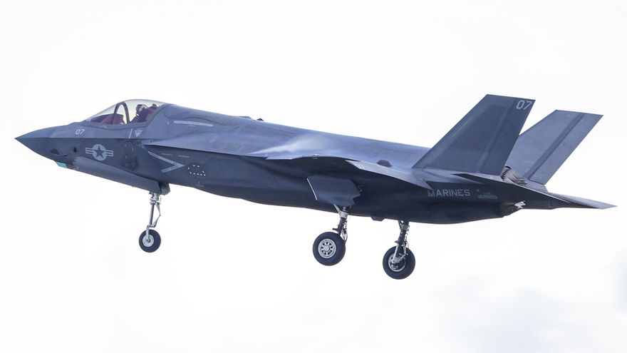 Un caza F-35B de Lockheed Martin de los Marines de EEUU sobrevuela la Base Naval de Roosevelt Roads.