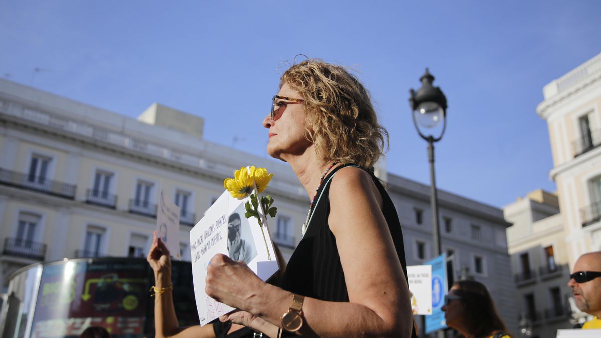 Julia (nombre ficticio), madre de Borja, en la manifestación nacional de prevención del suicidio organizada por La Niña Amarilla y 41 asociaciones más de toda España.