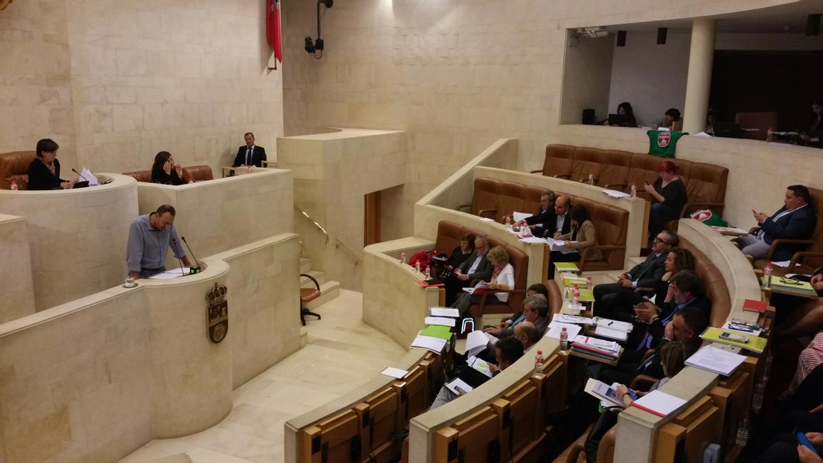 Debate en el pleno del Parlamento de Cantabria.