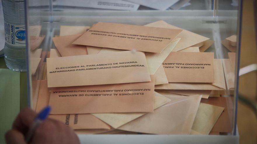 Urna votos elecciones parlamento navarra colegio electoral domingo