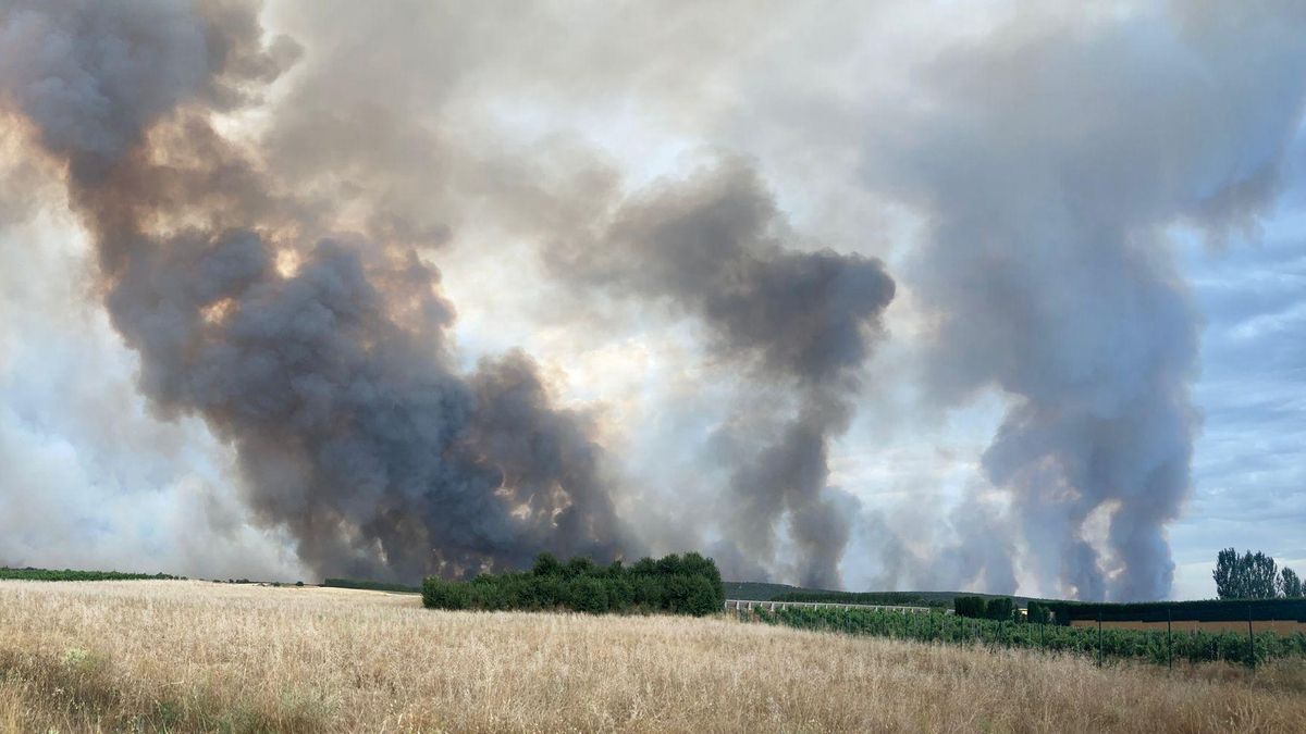 Imagen del incendio que asola el sur de la provincia de León, llegado de Zamora.