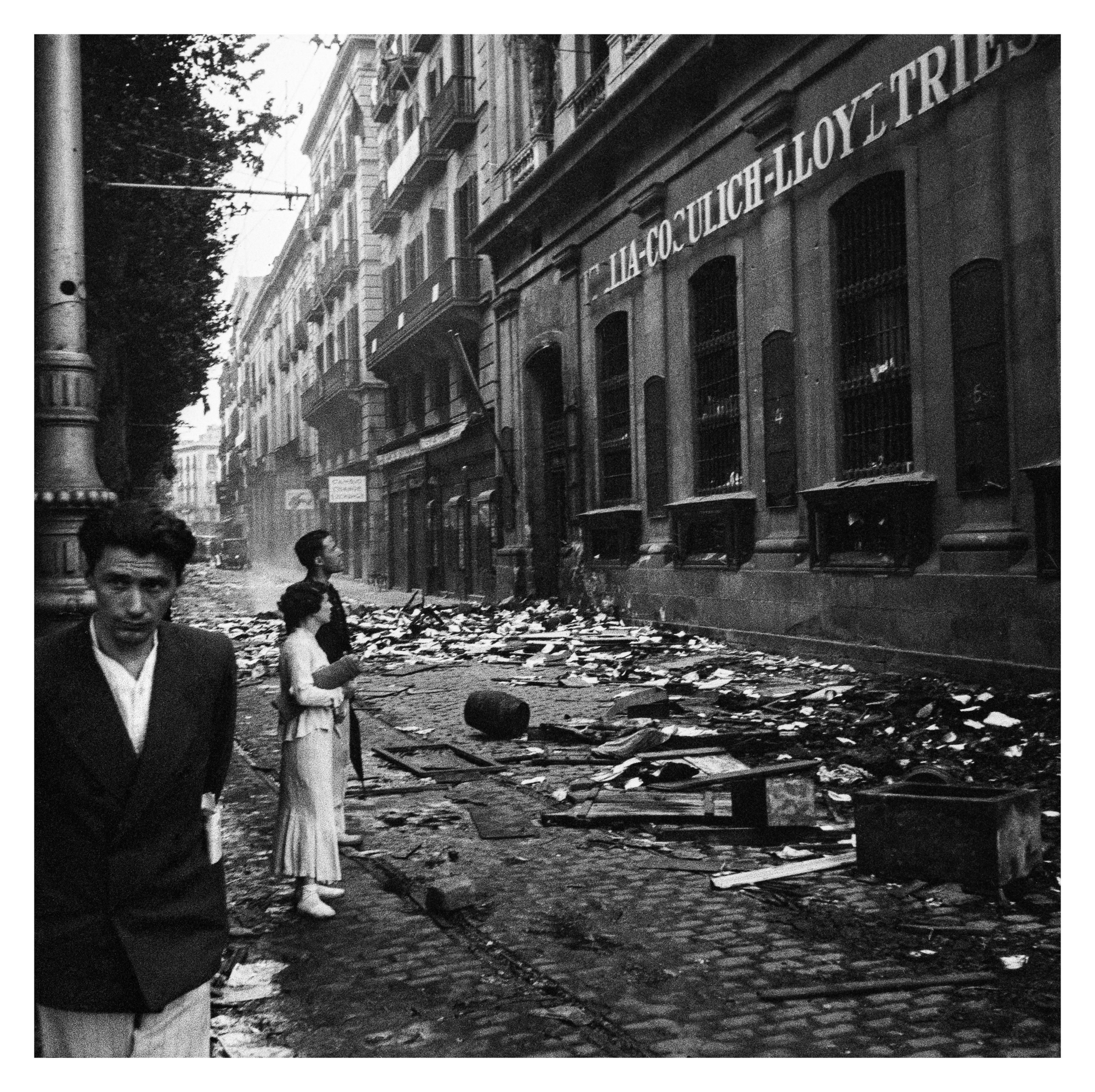 Antoni Campañà. Sin título [Saqueo de las oficinas de la Italia-Cosulich-Lloyd Triestino, Barcelona, 1936. Arxiu Campañà