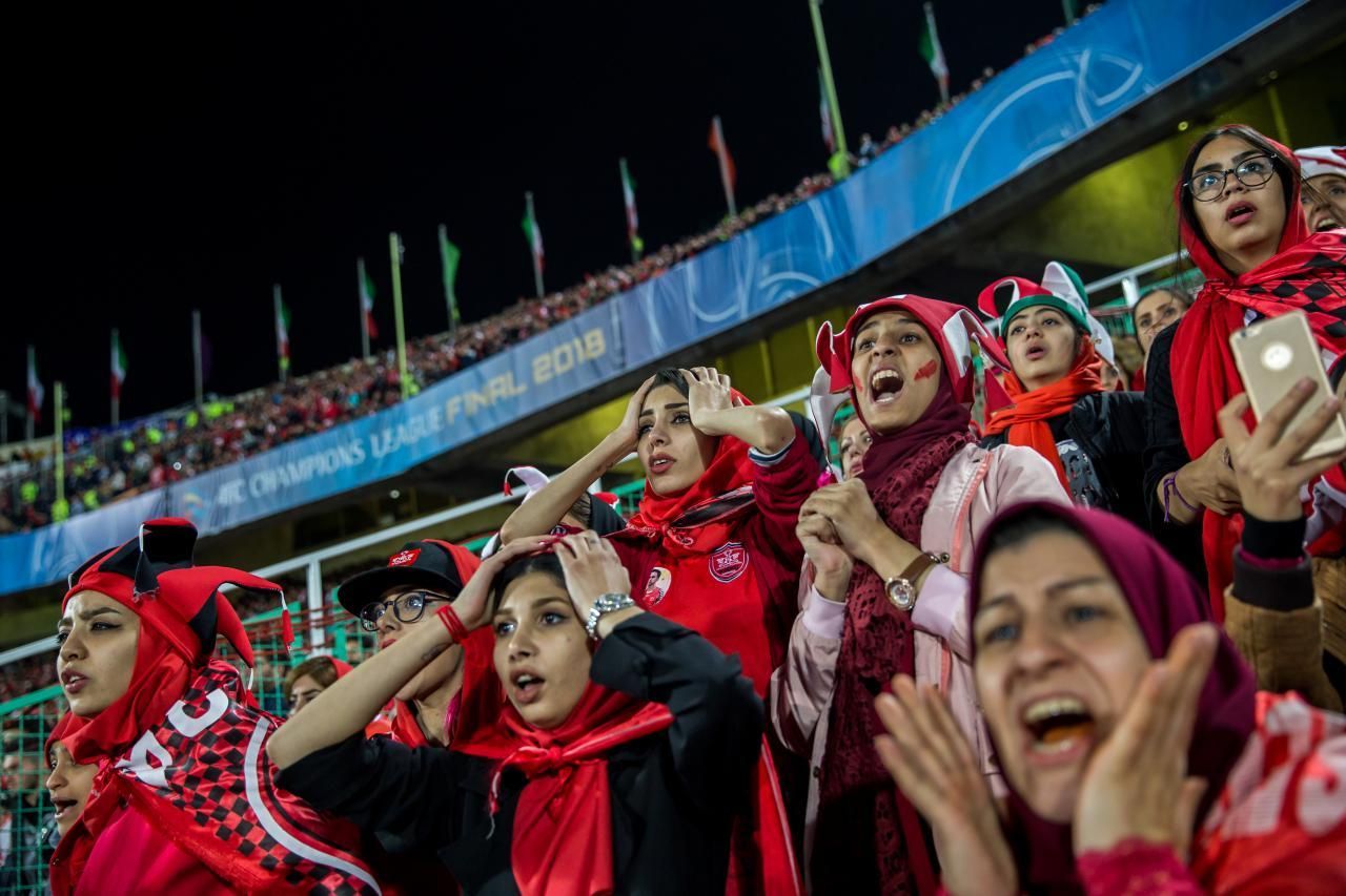 © Forough Alaei. 'Crying for Freedom', serie ganadora del primer premio en la categoría 'Deportes'. Mujeres siguen el partido de la Copa de la Liga de Campeones de la AFC entre Persépolis de Irán y Kashima Antlers de Japón desde una sección segregada del Estadio Azadi, Teherán.