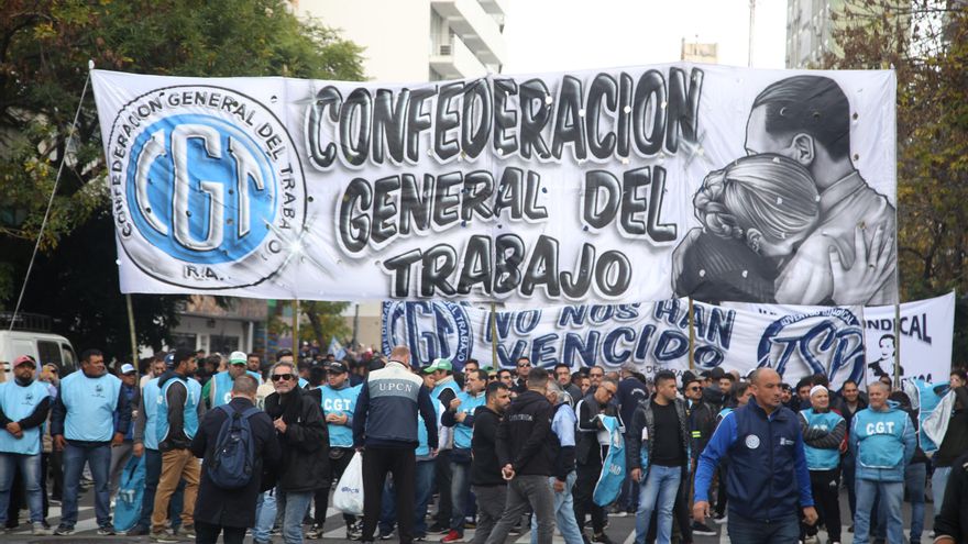 Imágenes de la concentración de la CGT y las columnas de los gremios que ocuparon el casco histórico porteño