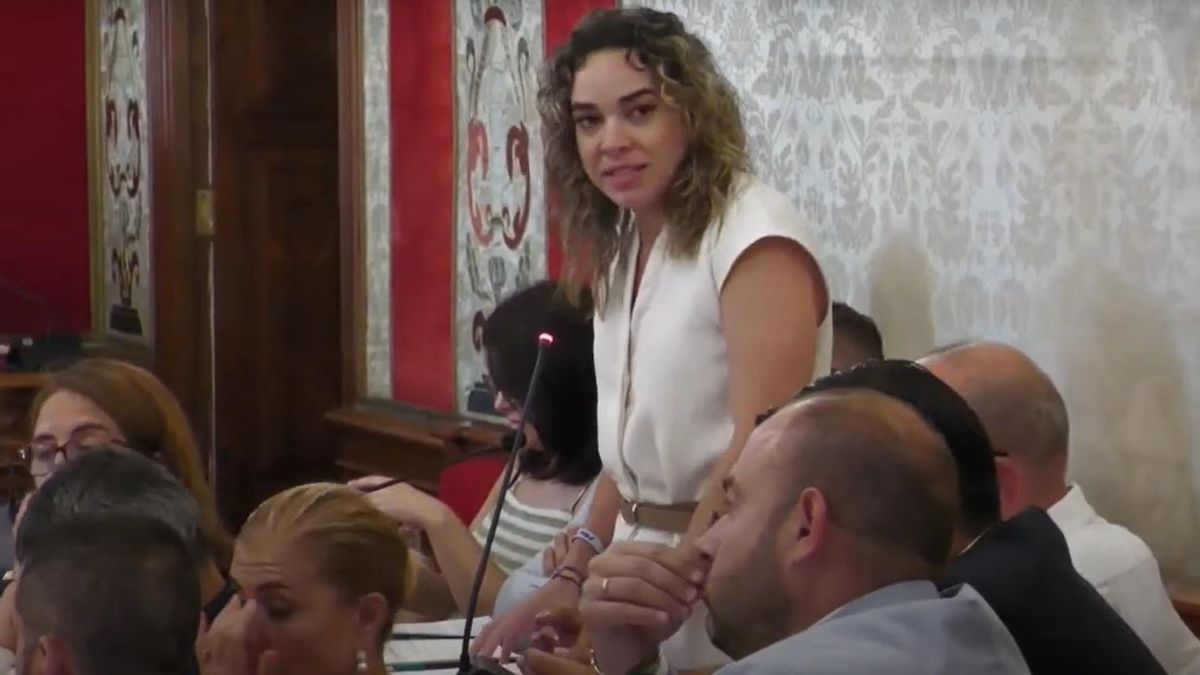 La concejal de Compromís, Sara Llobell, en una intervención en el pleno de Alicante.