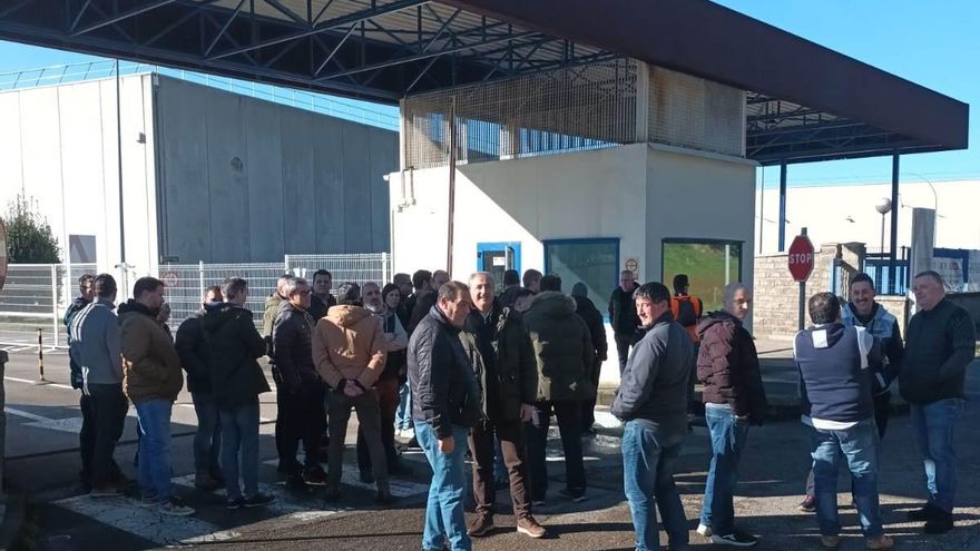 Concentración de trabajadores frente a la portería de la fábrica de Altadis en Entrambasaguas