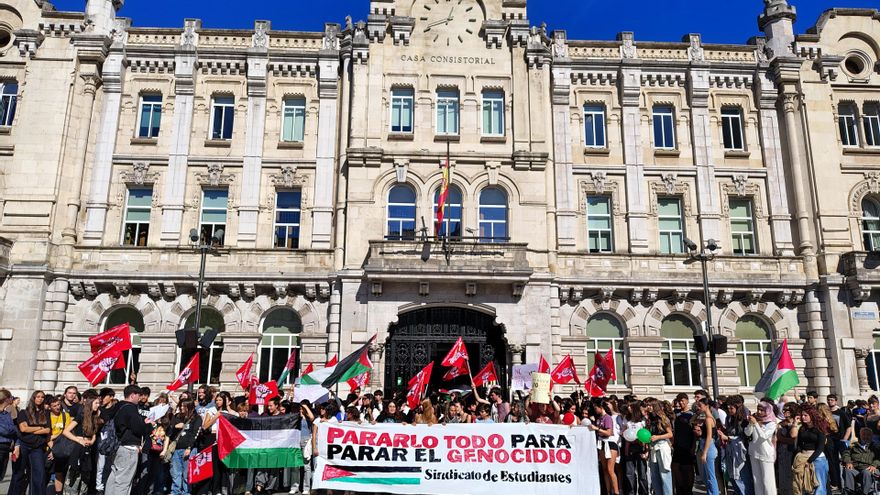 Decenas de estudiantes se concentran en Santander en apoyo a Gaza y la Flotilla
