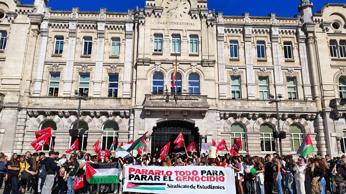 Decenas de estudiantes se concentran en Santander en apoyo a Gaza y la Flotilla