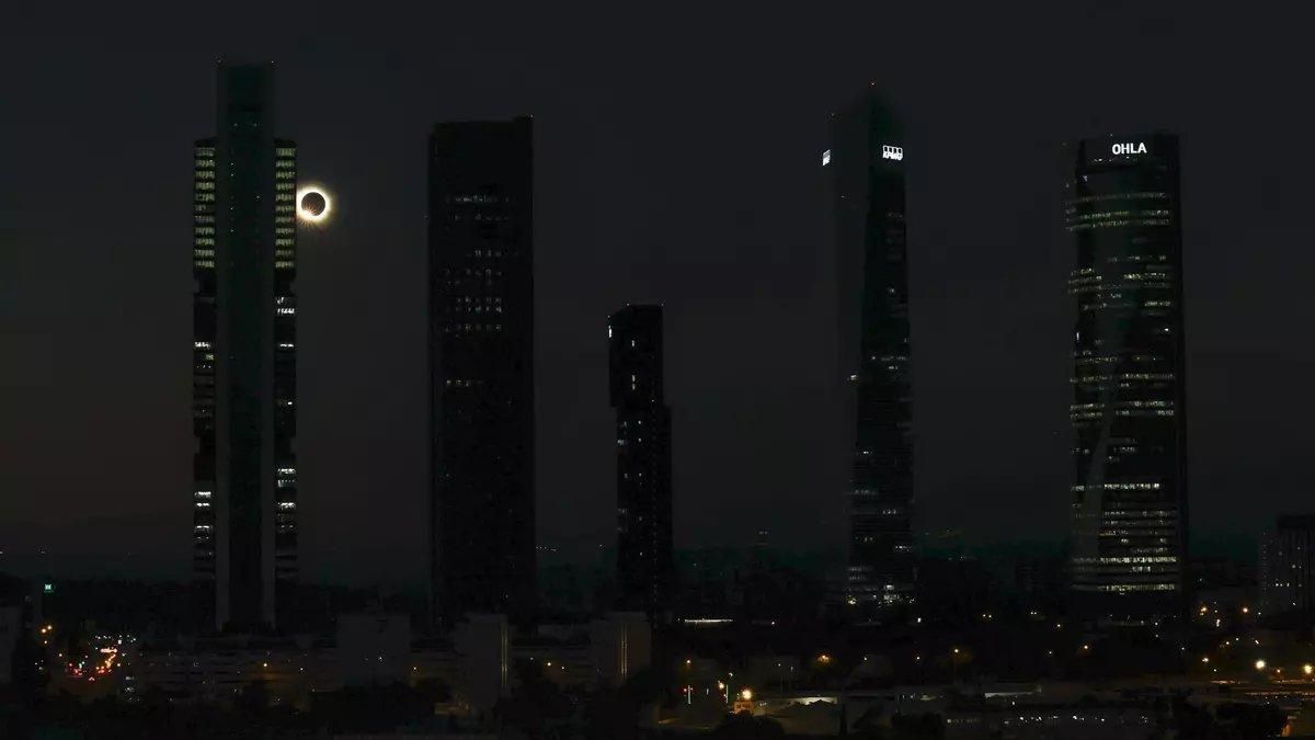 El eclipse solar entre las Cuatro Torres de Madrid.