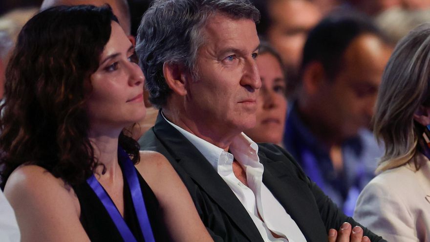 El presidente del PP, Alberto Núñez Feijóo (d) junto a la presidenta de la Comunidad de Madrid, Isabel Díaz Ayuso (c) durante el XXI Congreso Nacional de la formación en el que Feijóo será reelegido como líder, este viernes en el recinto ferial Ifema de Madrid. EFE/Javier Lizón