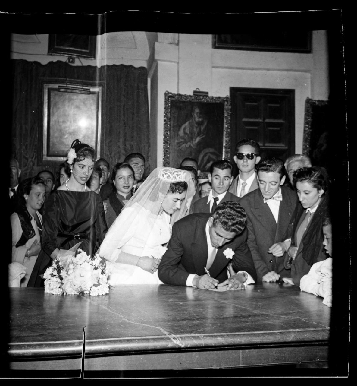 Boda del ciclista Federico Martín Bahamontes con su mujer Fermina Aguilar, en la Sacristía de la Catedral. 4 de noviembre de 1956.