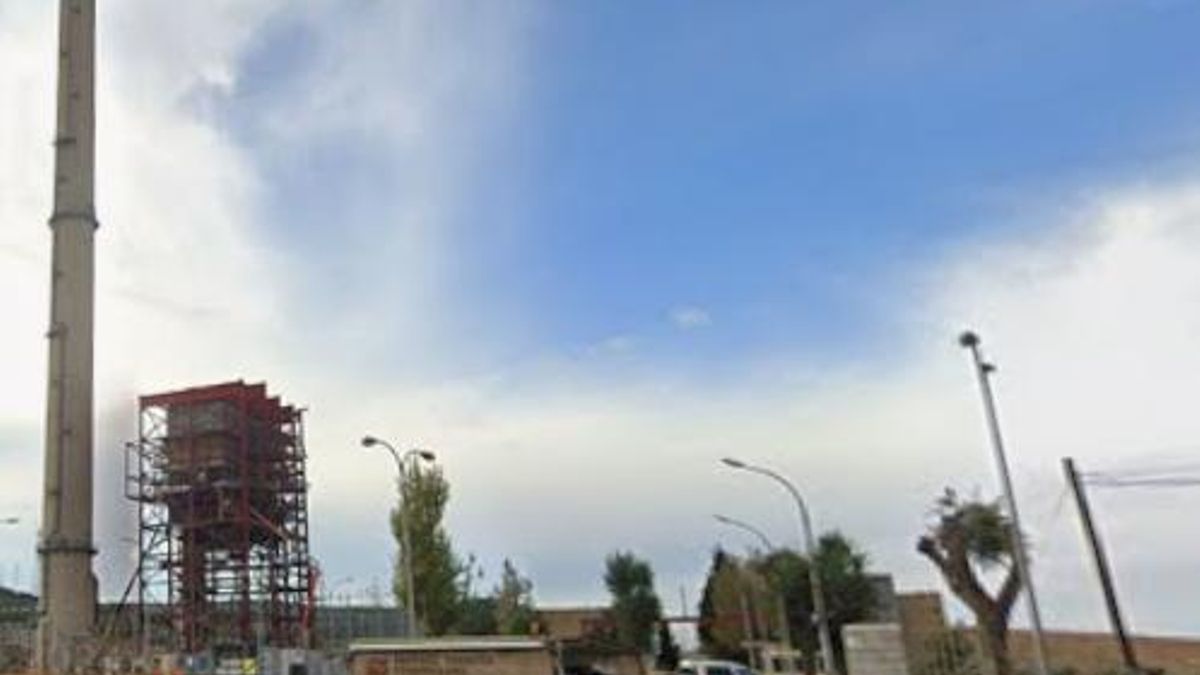 Antigua central térmica La Sevillana en Puertollano (Ciudad Real) de la que solo queda una chimenea
