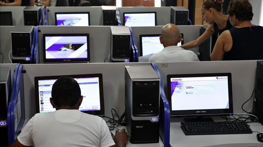 Los cubanos estrenan sus nuevas salas de internet pero se quejan del precio