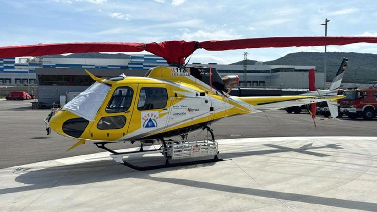 El helicóptero antiincendios de Euskadi que ha colaborado en las labores de extinción en Castilla-León.