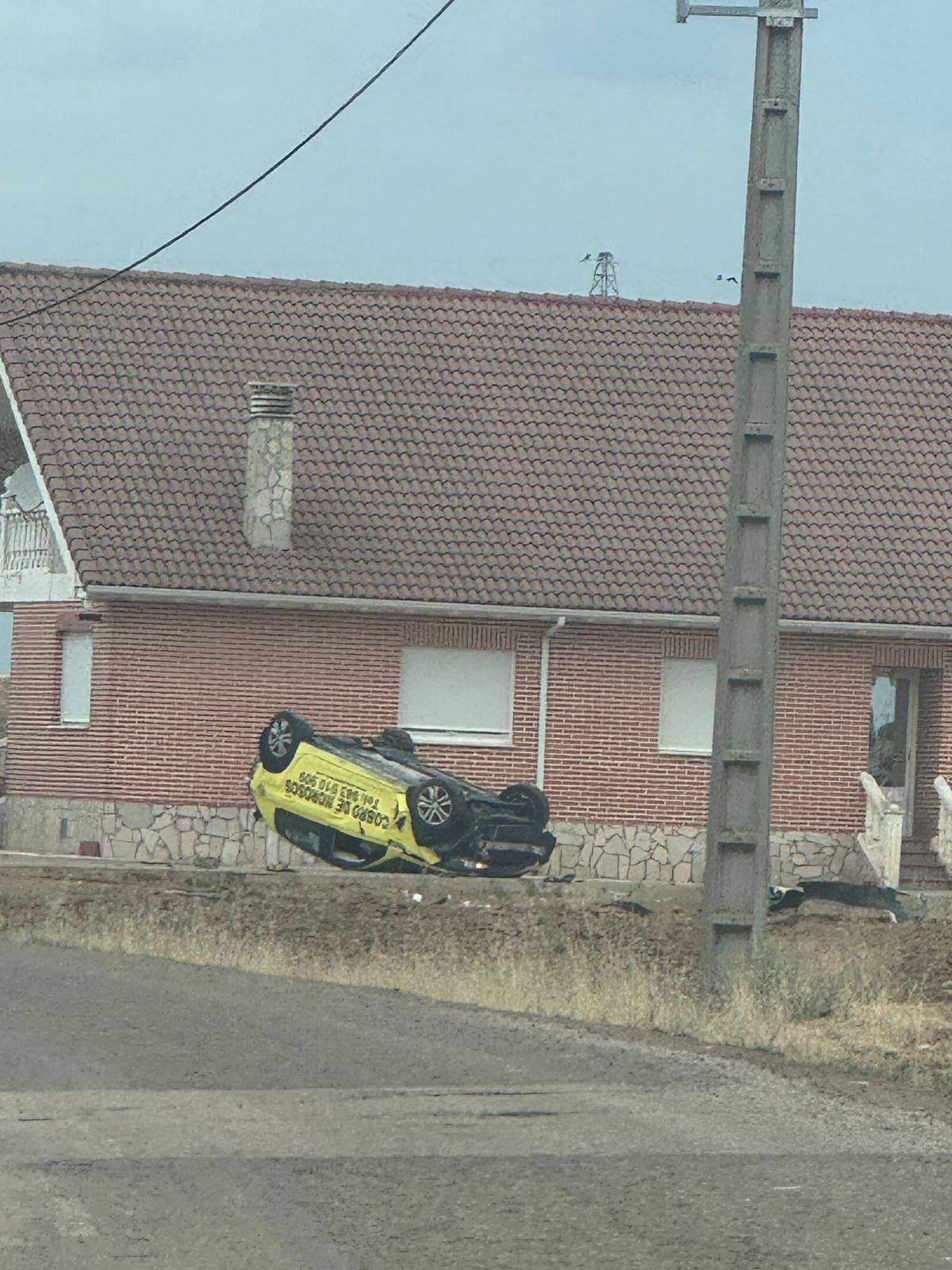 Así quedó el coche de la empresa de cobro de impagos en El Burgo Ranero.