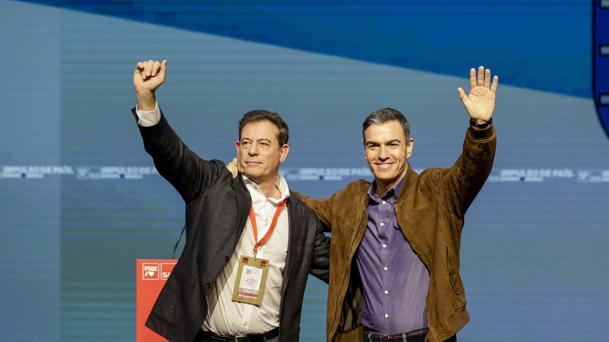 El presidente del Gobierno y líder del PSOE, Pedro Sánchez, y el candidato socialista a la presidencia de la Xunta de Galicia, José Ramón Gómez Besteiro. 