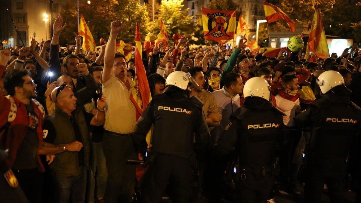 Centenares de manifestantes secundan en Zaragoza la convocatoria de CDR frente a unos 2.000 de signo contrario