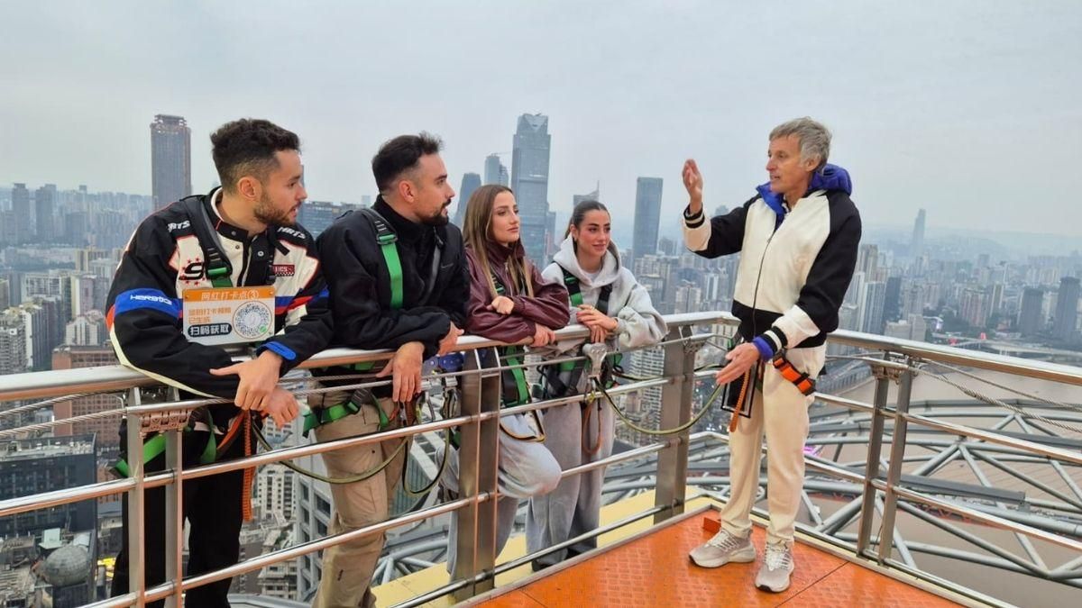 Jesús Calleja lleva su 'Universo' a China y Mediaset anuncia los 16 famosos que le acompañan en la nueva temporada