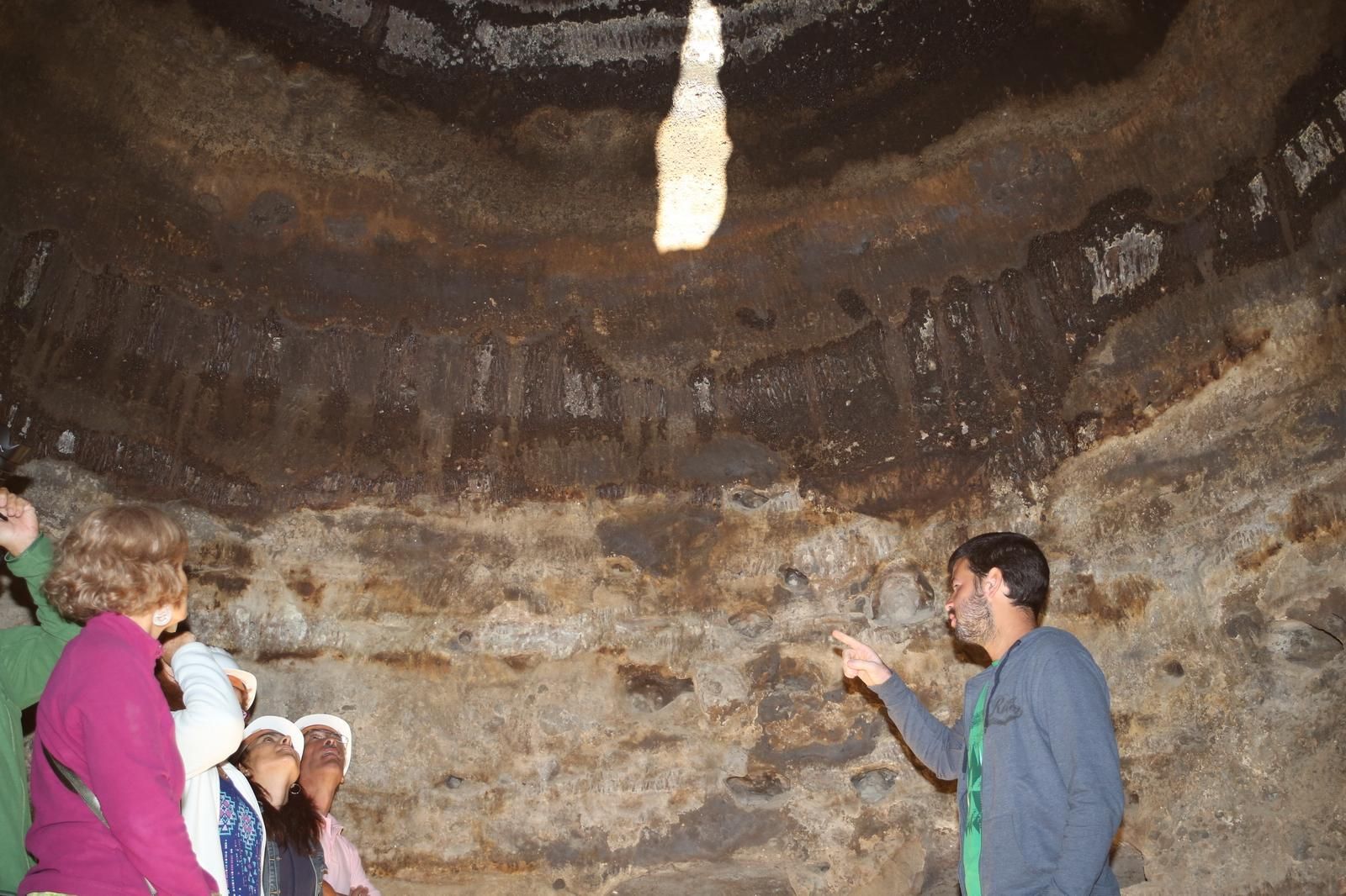 Daniel González, guía, explica en la Cueva 6 de Risco Caído (ALEJANDRO RAMOS)