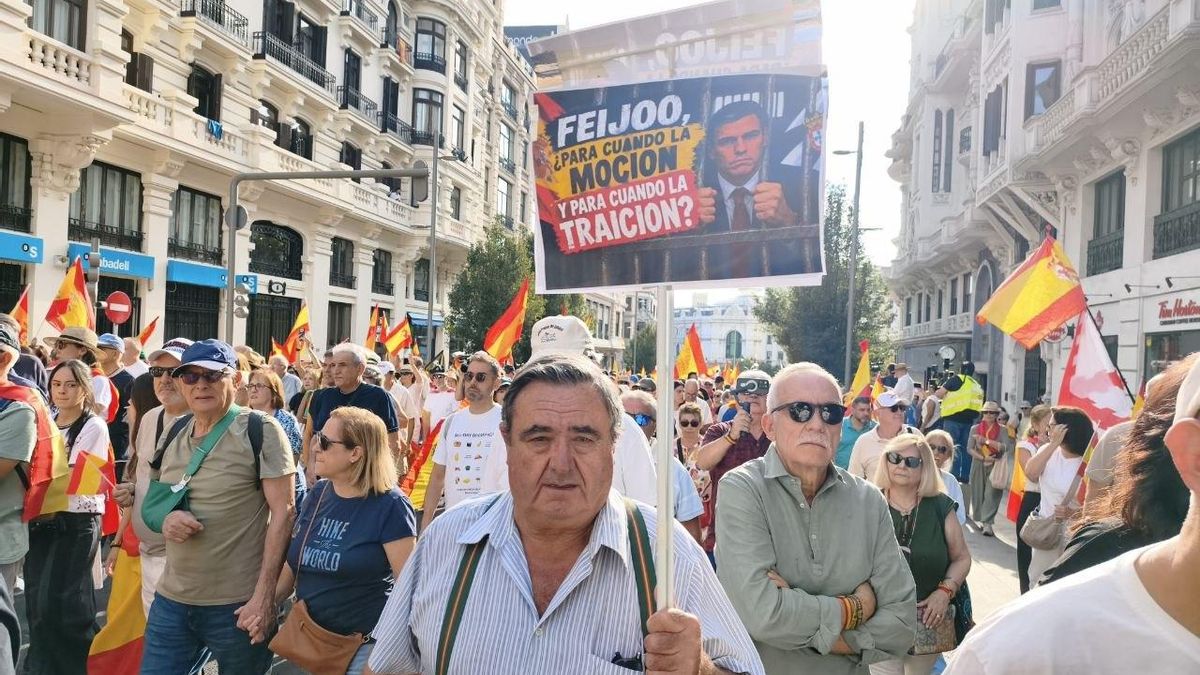 Manifestantes recorren Madrid en la protesta en apoyo a Ceuta y contra el Gobierno de Sánchez secundada por PP y Vox