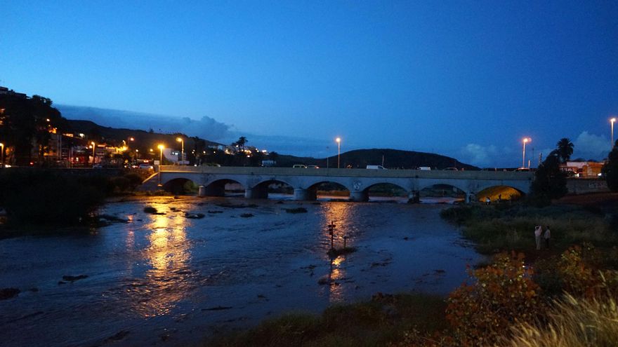 El agua corre por el puente de los Siete Ojos, en Telde, tras 20 años, por las lluvias de la borrasca Therese.