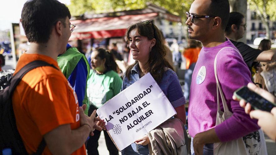 Tres participantes en la manifestación de Madrid para protestar contra la crisis de la vivienda