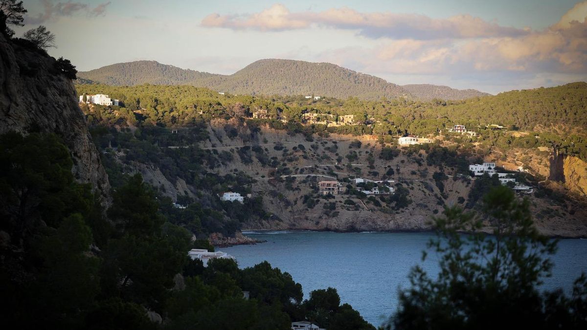 Las villas de lujo abren sus puertas “en horario matinal” para salvar las escaleras ilegales que privatizan la costa de Ibiza