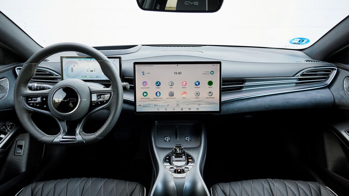 Puesto de conducción del BYD Seal, equipado con pantalla central giratoria.