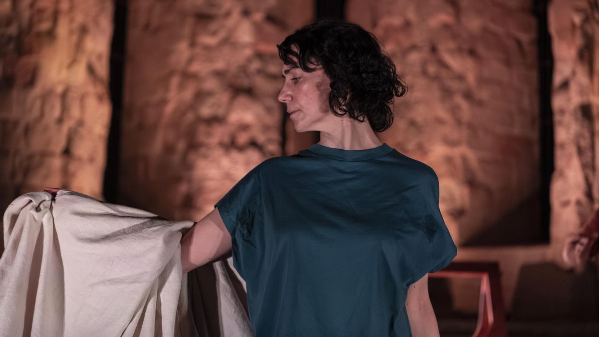 Elena Rayos en un momento de la obra Hacía ecos de lo sagrado