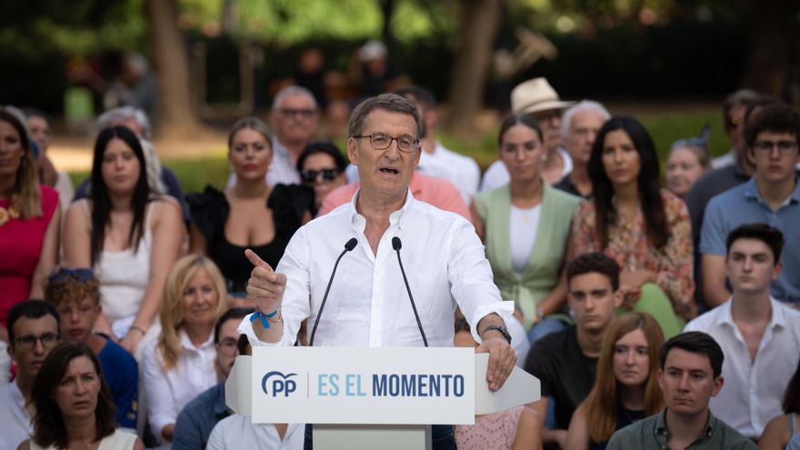 El candidato del PP para la Presidencia del Gobierno, Alberto Núñez Feijóo, durante un mitin para las elecciones del 23J en Turó Park, a 17 de julio de 2023, en Barcelona, Catalunya (España). Feijóo ha participado en un mitin de su partido de cara a las e
