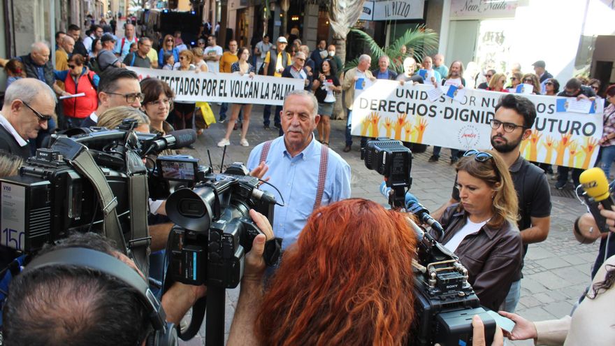 Afectados del volcán entregan en mano a los grupos del Parlamento canario su petición  de un plan de reconstrucción cuatrienal dotado con 100 millones anuales en el presupuesto autonómico