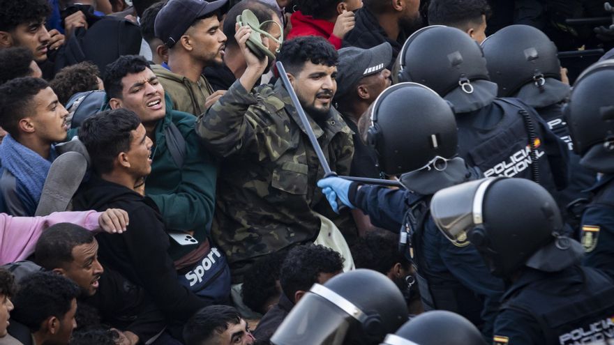 Traslado de migrantes al puerto de Ceuta