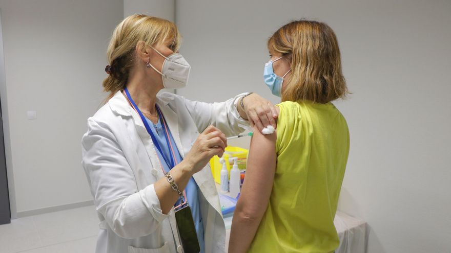 La Xunta de Galicia afirma que ha vacunado contra el coronavirus al 23% de los mayores de 80 años