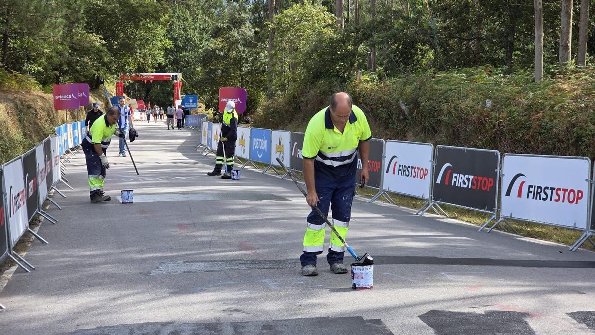 Operarios concello de Mos borran las banderas palestinas de la carretera
