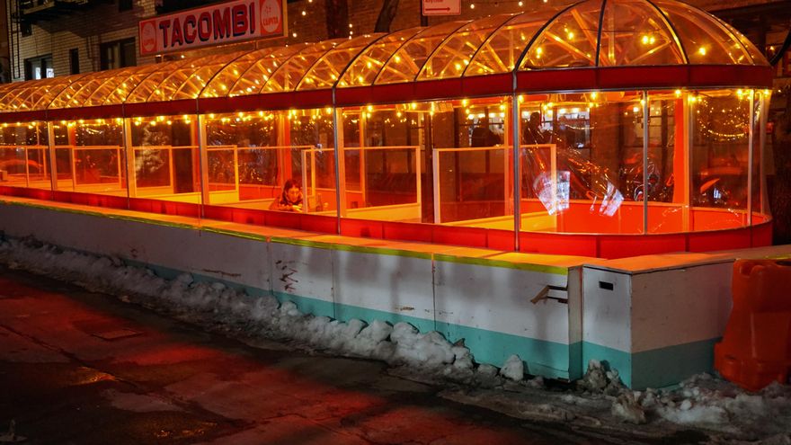 Iglús de plástico para dos, calefactores bajo cero y ahora vacunas: así se han adaptado los restaurantes de Nueva York a las estrictas reglas para controlar la pandemia