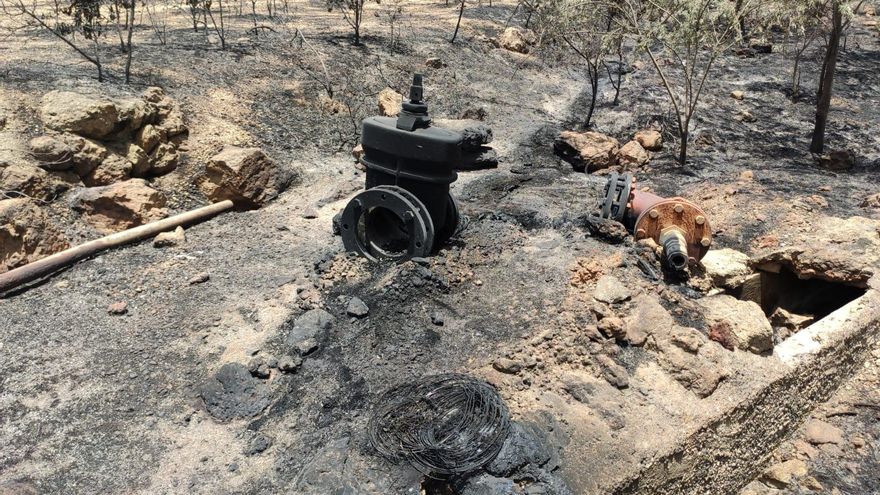 Daños en infraestructuras y tuberías de agua tras el paso del fuego.