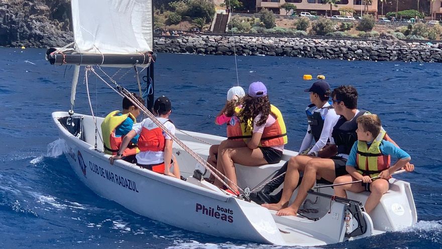 El Club de Mar Radazul oferta una amplia programación de cursos de verano de vela