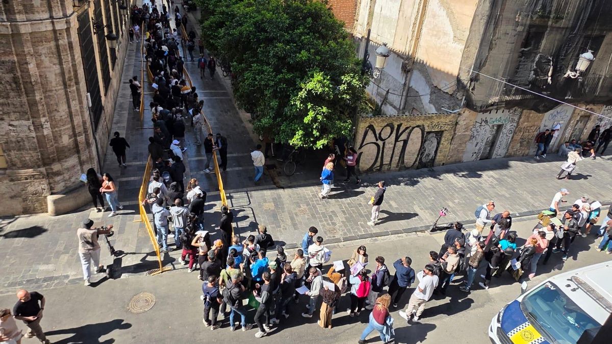 Colas en los servicios sociales de València.