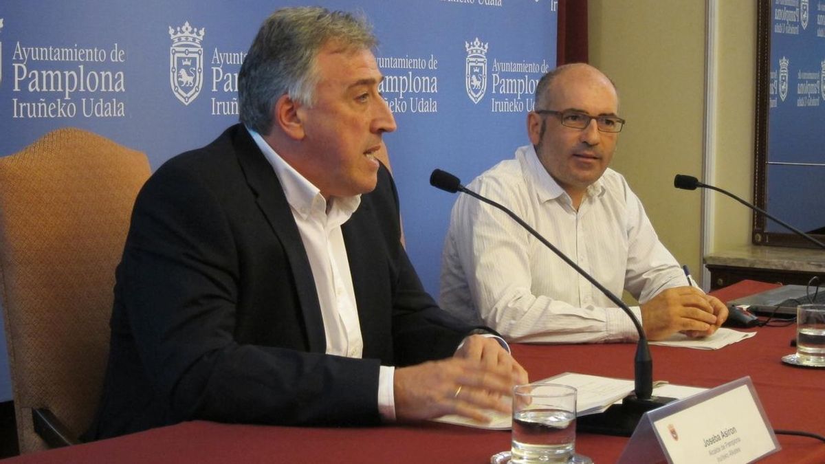 A la izquierda, el alcalde de Pamplona, Joseba Asiron.