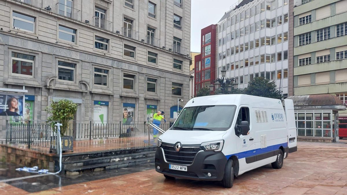 Un operario limpia la plaza de La Escandalera, en la capital asturiana, ya sin los bancos arcoíris.