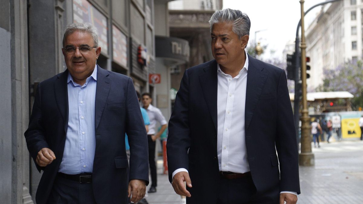 Los gobernadores Raul Jalil (Catamarca) y "Rolo" Figueroa (Neuquén) antes de ingresar a una cumbre en la Casa de Salta