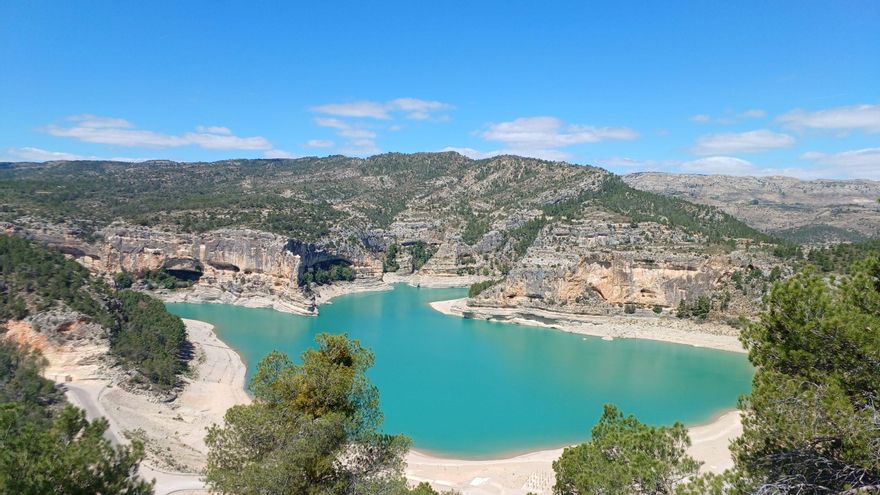 La playa interior de Teruel: el nuevo enclave acuático entre montañas y en el corazón del Maestrazgo