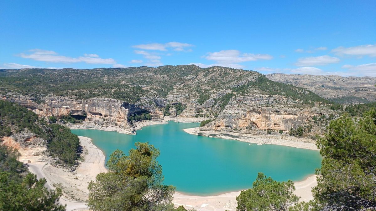 La playa interior de Teruel: el nuevo enclave acuático entre montañas y en el corazón del Maestrazgo