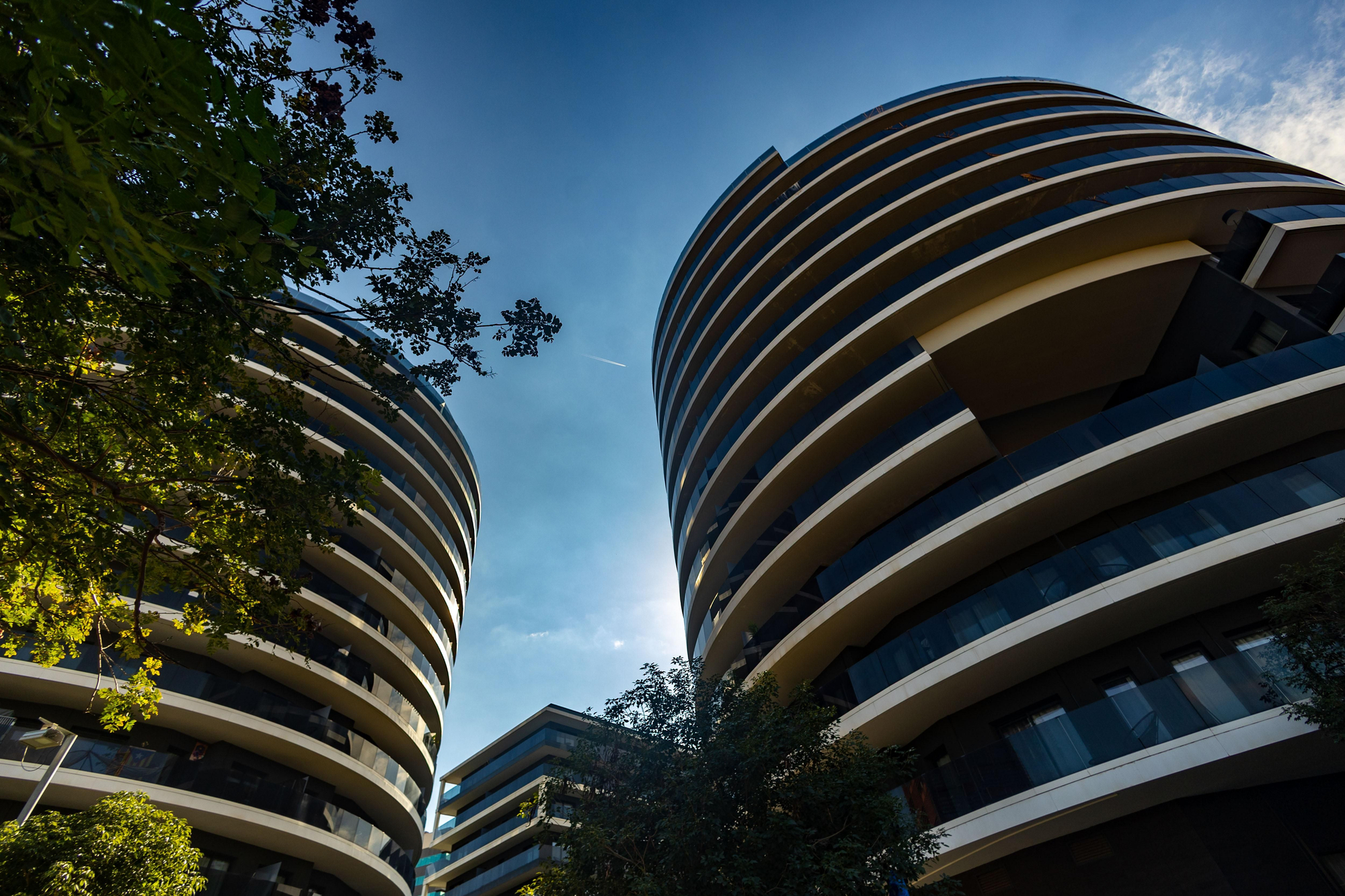 Los dos edificios cilíndricos más característicos del complejo de BCN Housing en Sants
