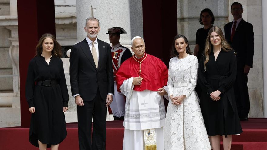Los reyes Felipe y Letizia junto a la princesa Leonor y la infanta Sofía reciben al papa León XIV a su llegada al Palacio Real, donde tiene lugar la ceremonia de bienvenida al Sumo Pontífice que inicia este sábado en la capital un viaje de seis días a España. EFE/Chema Moya