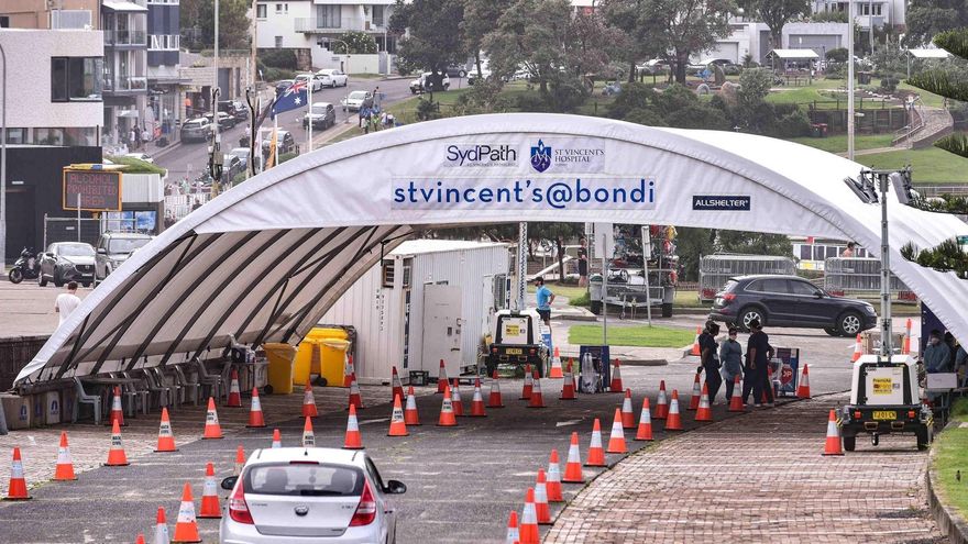 Un coche se aproxima a un centro donde realizan test PCR contra la Covid-19, desde los automóviles, en Bondi Beach, Sídney, Australia.