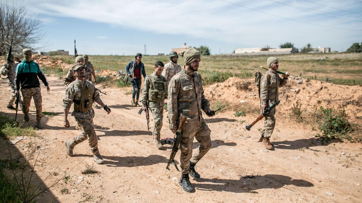 Combatientes del Gobierno de Acuerdo Nacional (GNA) durante los enfrentamientos con las fuerzas del autodenominado Ejército Nacional Libio en los suburbios de Trípoli, en 2020.