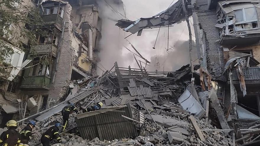 Trabajadores de los servicios de emergencias de Ucrania en uno de los edificios bombardeados en Zaporiyia.